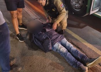 PMs socorrem idoso de 74 anos que caiu ao tentar desembarcar de ônibus