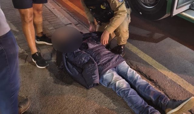 PMs socorrem idoso de 74 anos que caiu ao tentar desembarcar de ônibus