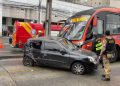 Motorista perde o controle, invade canaleta e é atingido por biarticulado em Curitiba