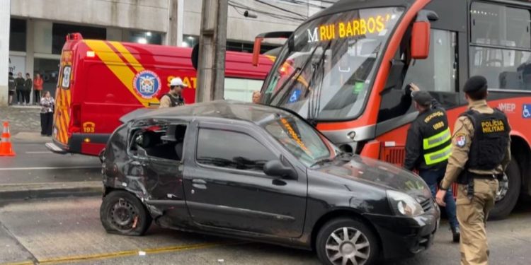 Motorista perde o controle, invade canaleta e é atingido por biarticulado em Curitiba