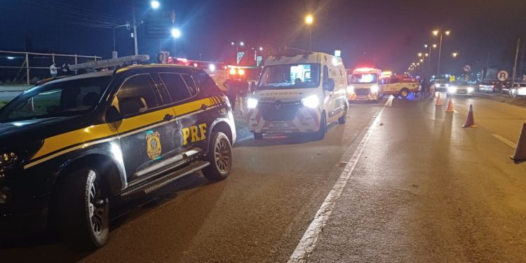 Colisão na BR-116 em Fazenda Rio Grande deixa mãe e filho mortos e cinco feridos