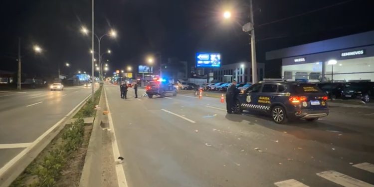 Motorista se distrai com acidente, atropela e mata jovem na região metropolitana de Curitiba