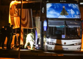 Ônibus paraguaio com passageiros é abordado em Campo Largo e Polícia Federal encontra quase 2 toneladas de maconha