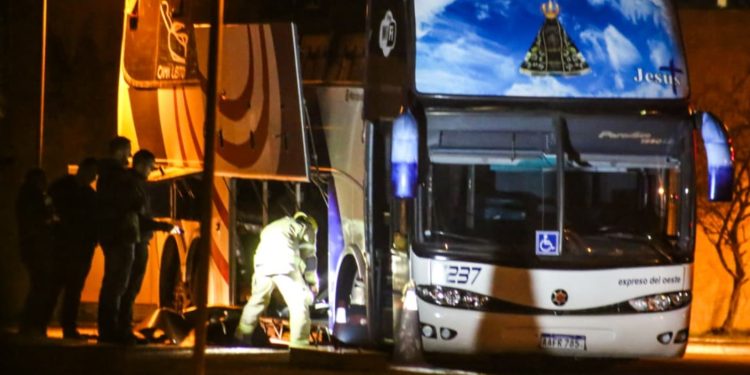 Ônibus paraguaio com passageiros é abordado em Campo Largo e Polícia Federal encontra quase 2 toneladas de maconha