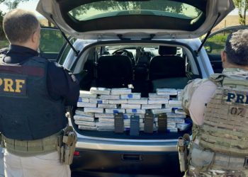 PRF prende homem transportando 200 celulares escondidos em bancos de carro