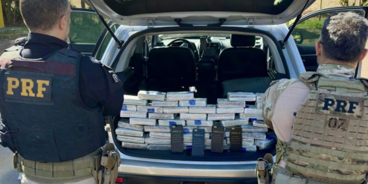 PRF prende homem transportando 200 celulares escondidos em bancos de carro