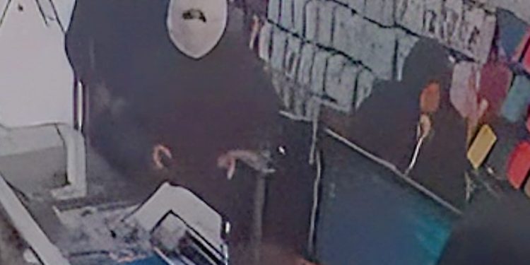 Após roubo a loja de celulares, dupla é neutralizada pela RONE, veja o vídeo