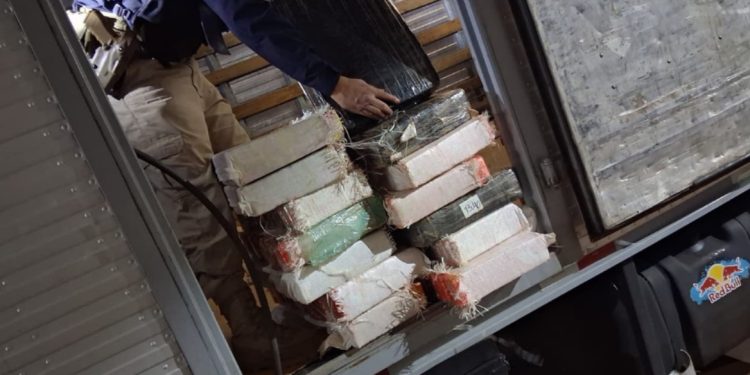 PRF apreende mais de 770 quilos de maconha em caminhão na BR-277