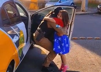 Policiais militares surpreendem menina de 8 anos que sonha em ser PM