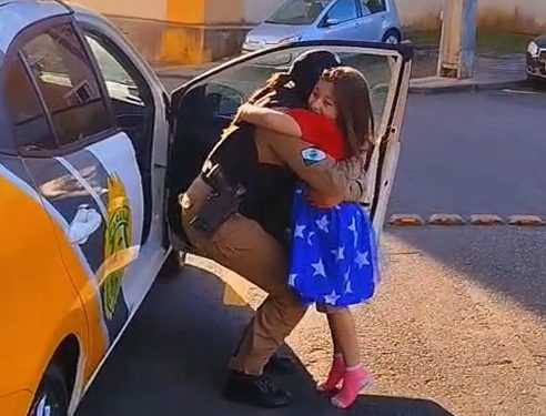 Policiais militares surpreendem menina de 8 anos que sonha em ser PM