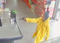 Criminoso saca pistola e realiza assalto em supermercado em Curitiba