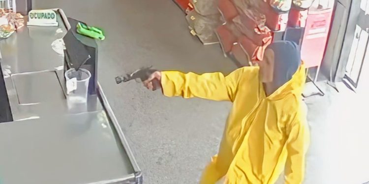 Criminoso saca pistola e realiza assalto em supermercado em Curitiba