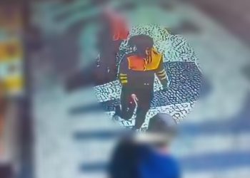 Mulher é esfaqueada no centro de Curitiba; Polícia procura autora do crime