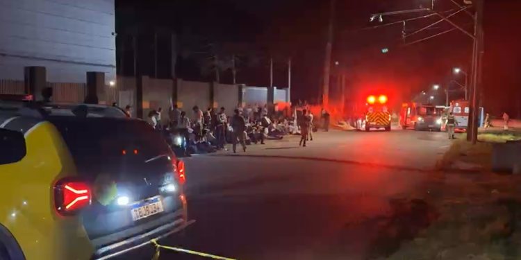 Motociclista fura bloqueio policial e atropela alunos do Colégio da Polícia Militar