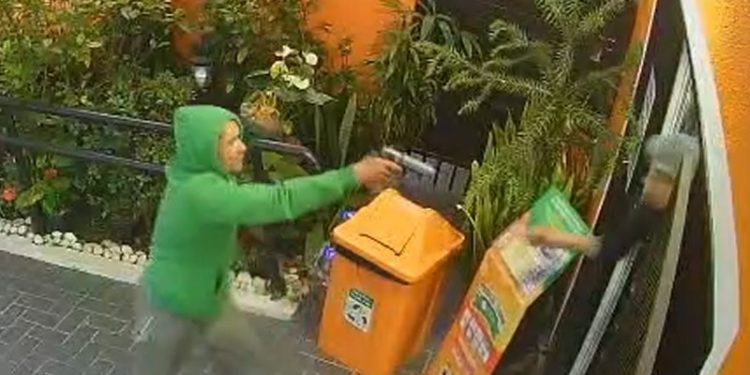 Trabalhadores reagem a assalto e colocam criminoso para correr em Curitiba, veja o vídeo