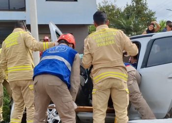 Colombo: mãe e filho ficam feridos após micro-ônibus atingir carro