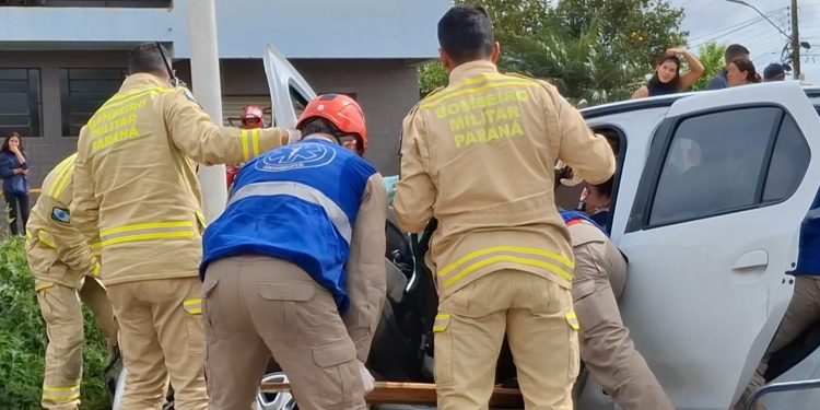 Colombo: mãe e filho ficam feridos após micro-ônibus atingir carro
