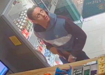 Câmeras registram ação de criminoso que assaltou comércio no Campo Comprido