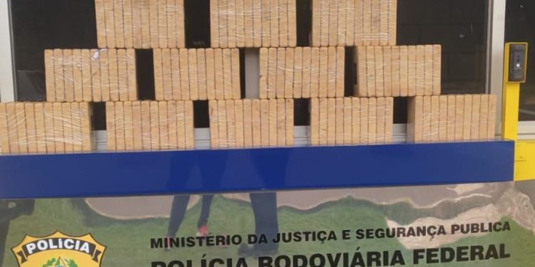 Viatura falsa da Receita Federal é flagrada com mais de 150 quilos de cocaína que seriam entregues em Curitiba