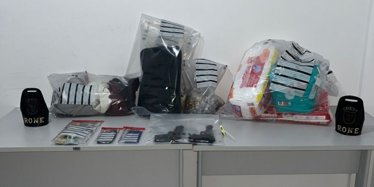 RONE prende trio que assaltou farmácia no Batel e recupera dinheiro e produtos roubados