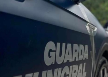 Homem é preso após agredir ex-companheira com bebê no colo em via pública