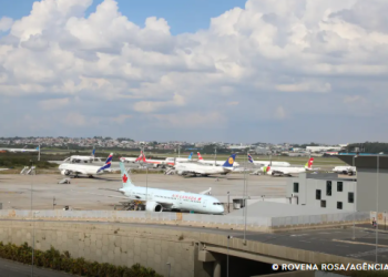 Aviões quase batem durante taxiamento no Aeroporto Internacional de SP