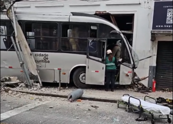 Veículo faz conversão proibida e provoca grave acidente com ônibus em Curitiba
