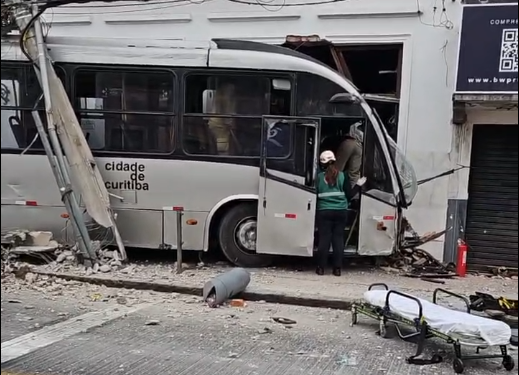 Veículo faz conversão proibida e provoca grave acidente com ônibus em Curitiba