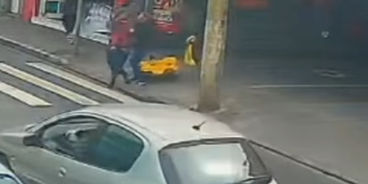 Mãe impede sequestro do filho de 5 anos; homem foi preso e liberado na sequência