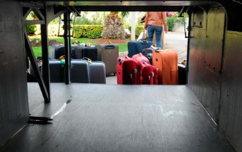 Criança de 2 anos é encontrada dentro de mala durante viagem; mulher é presa