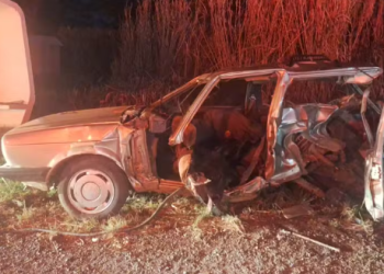 Jovem morre e motorista fica ferido após carro ser atingido por caminhonete no Paraná