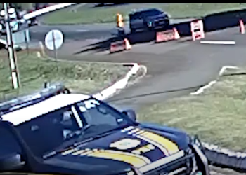 Vítima de sequestro relâmpago salta de carro em movimento e é resgatada pela PRF, no Paraná