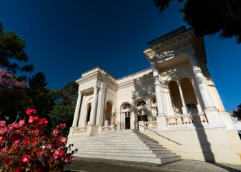 Câmara de Curitiba reage a panfletagem polêmica e diz que excessos serão apurados