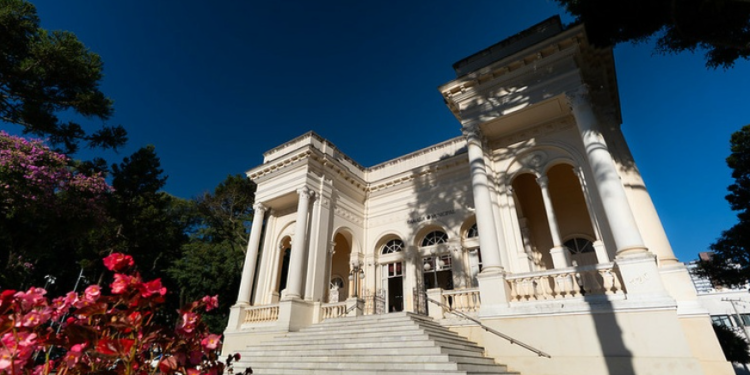 Câmara de Curitiba reage a panfletagem polêmica e diz que excessos serão apurados