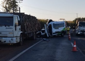 Van colide em caminhão no acostamento e deixa vários feridos na PR-862