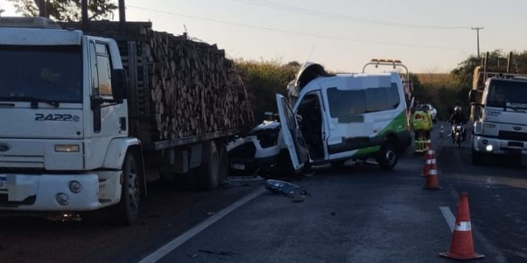 Van colide em caminhão no acostamento e deixa vários feridos na PR-862