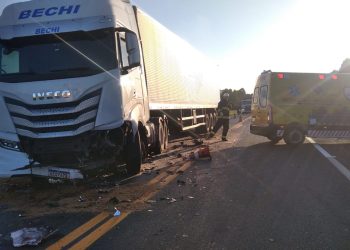 Colisão frontal entre Corsa e carreta deixa dois mortos na BR-373 em Ponta Grossa