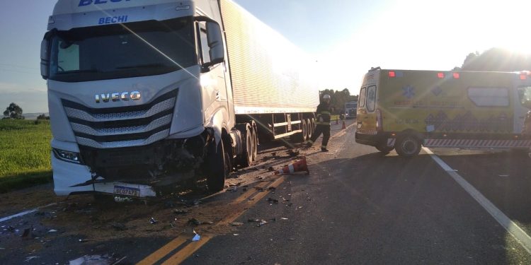 Colisão frontal entre Corsa e carreta deixa dois mortos na BR-373 em Ponta Grossa