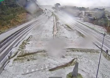 Câmeras de monitoramento da EPR Litoral Pioneiro registram chuva de granizo na PR-151