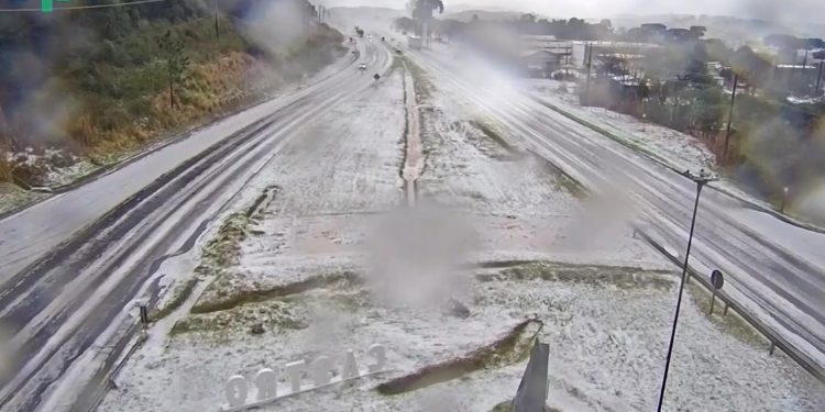 Câmeras de monitoramento da EPR Litoral Pioneiro registram chuva de granizo na PR-151