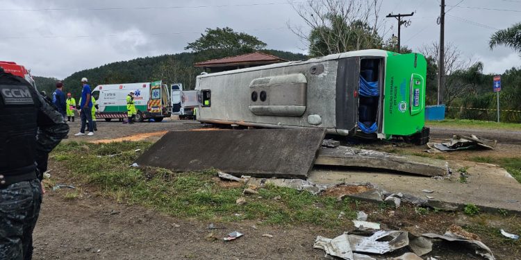 Acidente grave em Campina Grande do Sul deixa um morto e 10 feridos na BR-116
