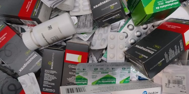 Risco em casa: Saúde alerta para perigo de intoxicação infantil por medicamentos