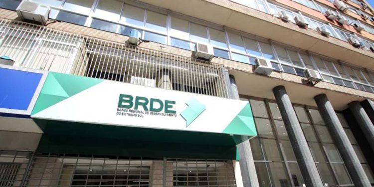 Com salários de até R$ 10,1 mil, BRDE abre concurso para vagas de ensino médio e superior