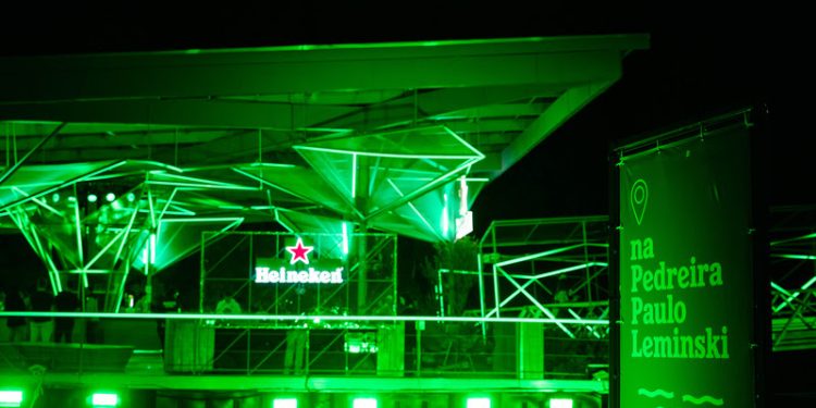 Litro de Luz Brasil leva energia solar e capacitação profissional para comunidade urbana em Curitiba com apoio da Heineken