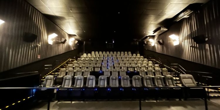 Pais não pagam ingresso no Cineflix do Shopping Curitiba neste domingo