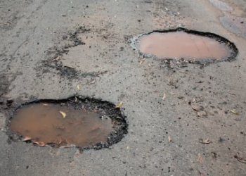 Concessionária de rodovia é responsabilizada por queda de ciclistas em estrada esburacada
