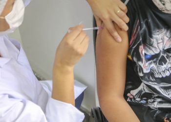 Saúde disponibiliza vacinação de HPV para adolescentes nos 399 municípios do Paraná