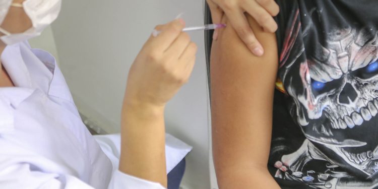 Saúde disponibiliza vacinação de HPV para adolescentes nos 399 municípios do Paraná