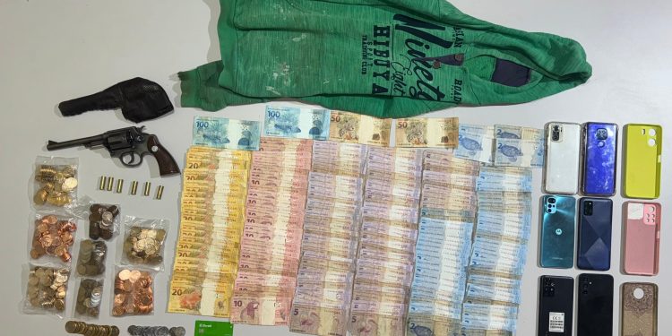 PMPR prende dupla após roubos a pizzaria e sorveteria