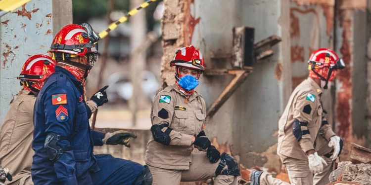 Padrão internacional: bombeiros concluem curso de protocolos da ONU para deslizamentos